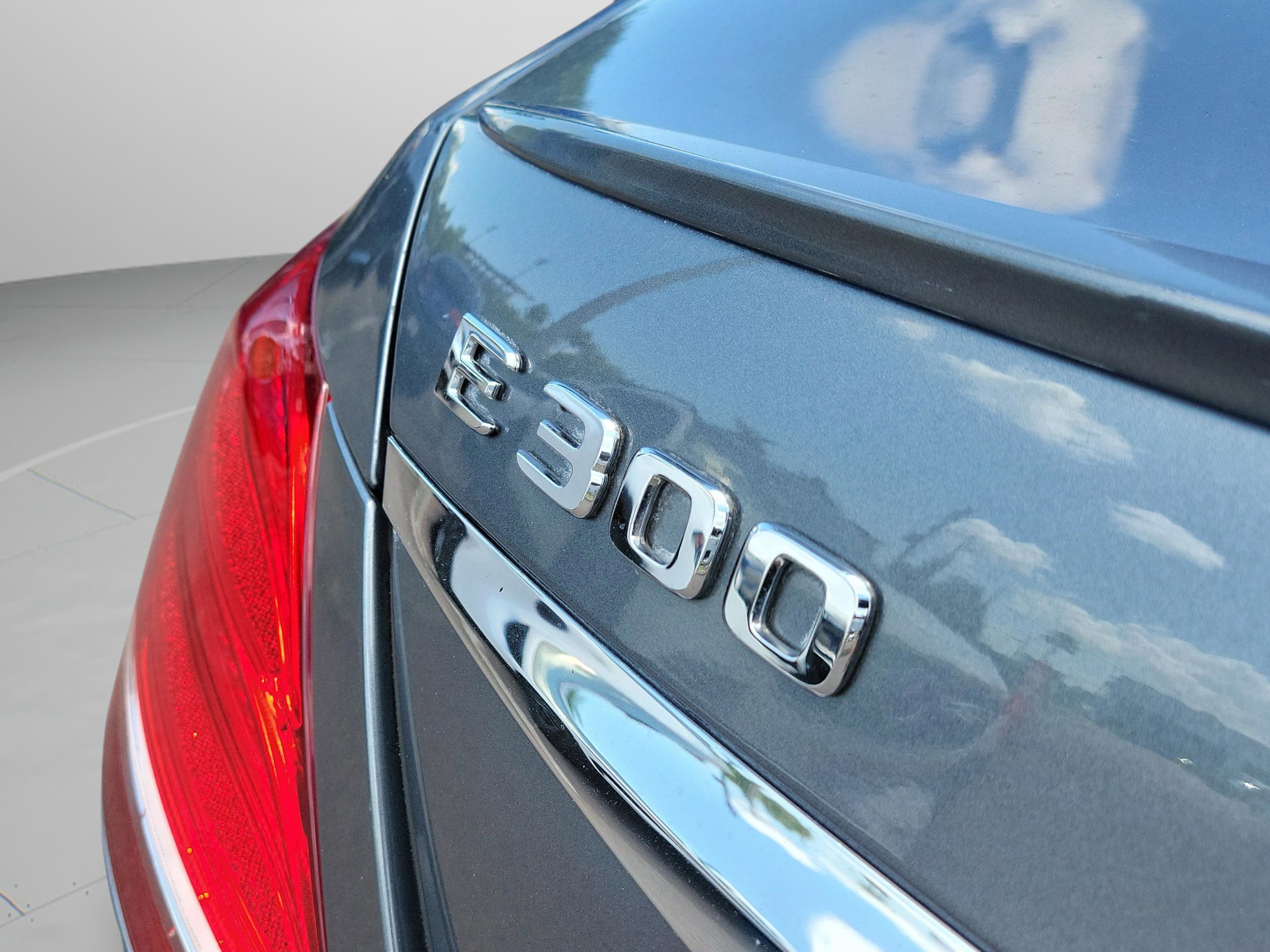 Used 2017 Mercedes-Benz E 300 4MATIC image 31
