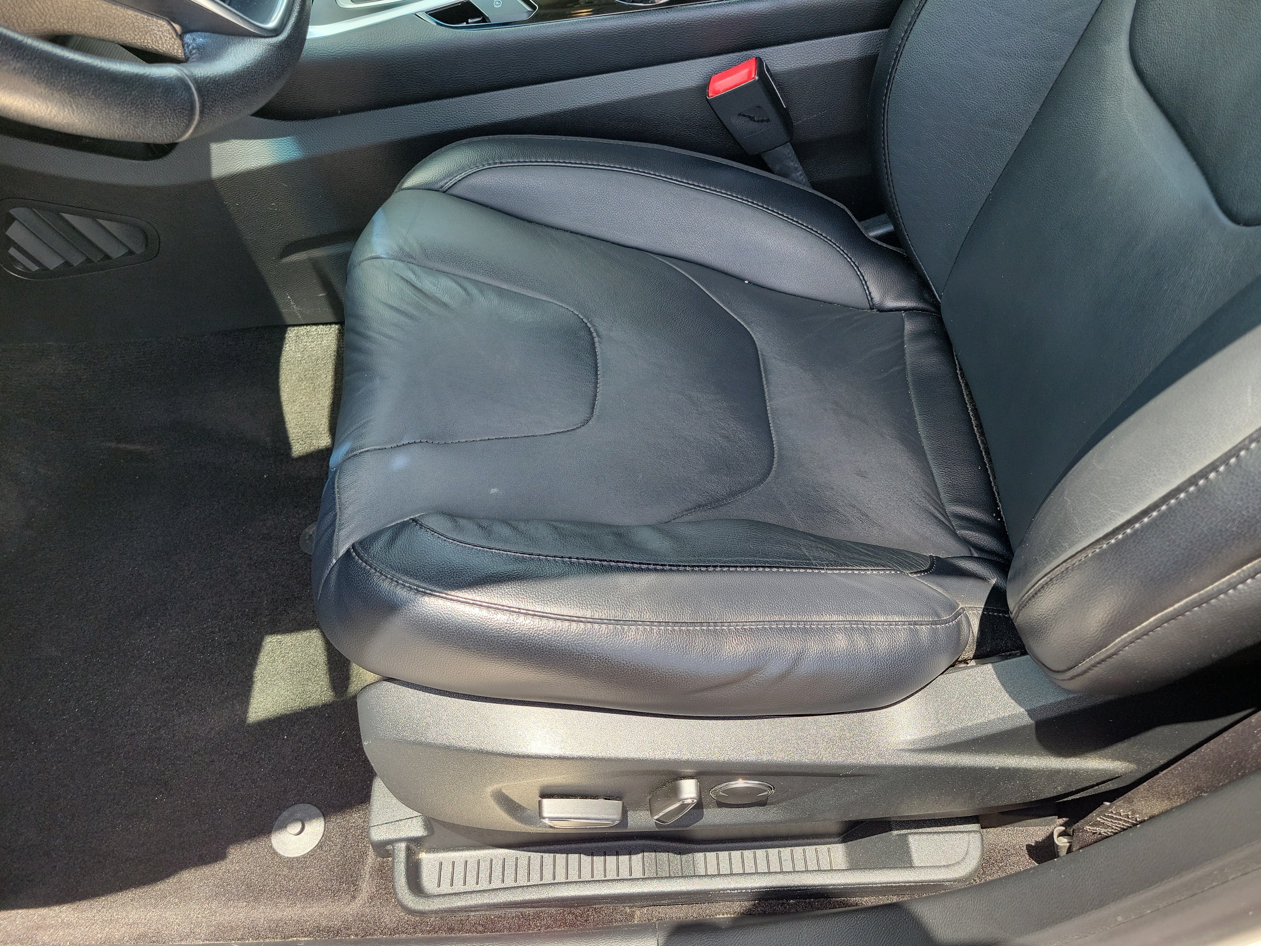 Used 2018 Ford Edge Titanium FWD image 26