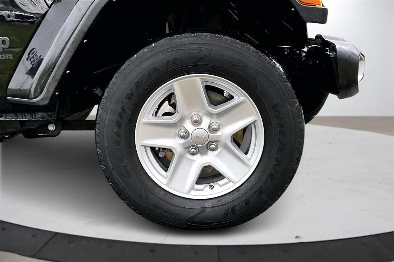 Certified 2022 Jeep Gladiator Sport image 32