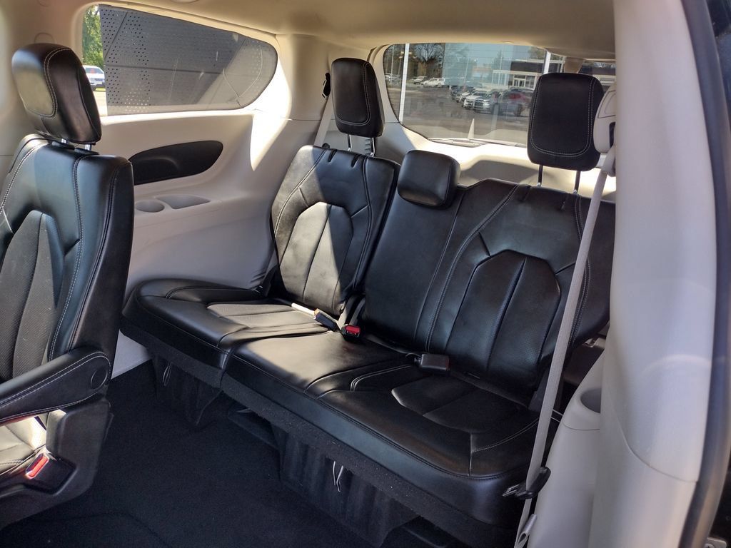 Used 2023 Chrysler Pacifica Touring-L FWD image 9