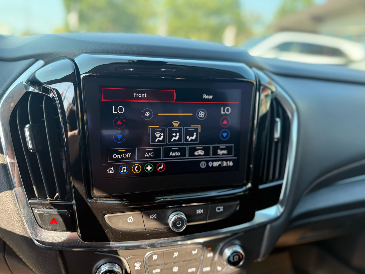 Used 2020 Chevrolet Traverse LT image 21