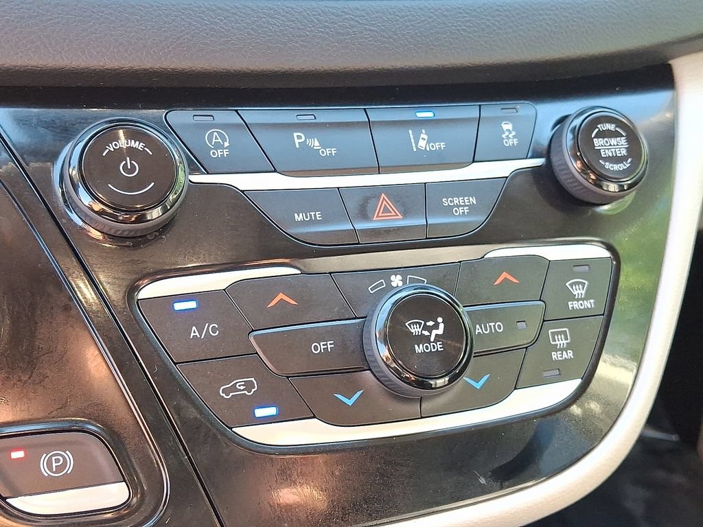 Used 2023 Chrysler Pacifica Touring-L FWD image 16