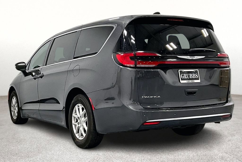 Used 2023 Chrysler Pacifica Touring-L image 14