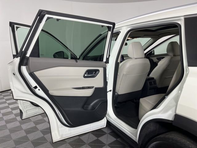 Used 2023 Nissan Rogue SV w/ SV Premium B Package image 44