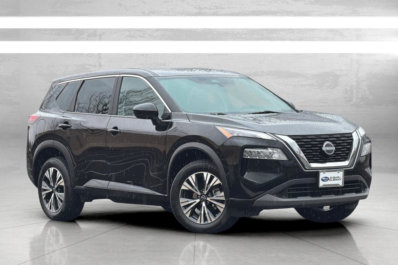 Used 2023 Nissan Rogue SV image 2