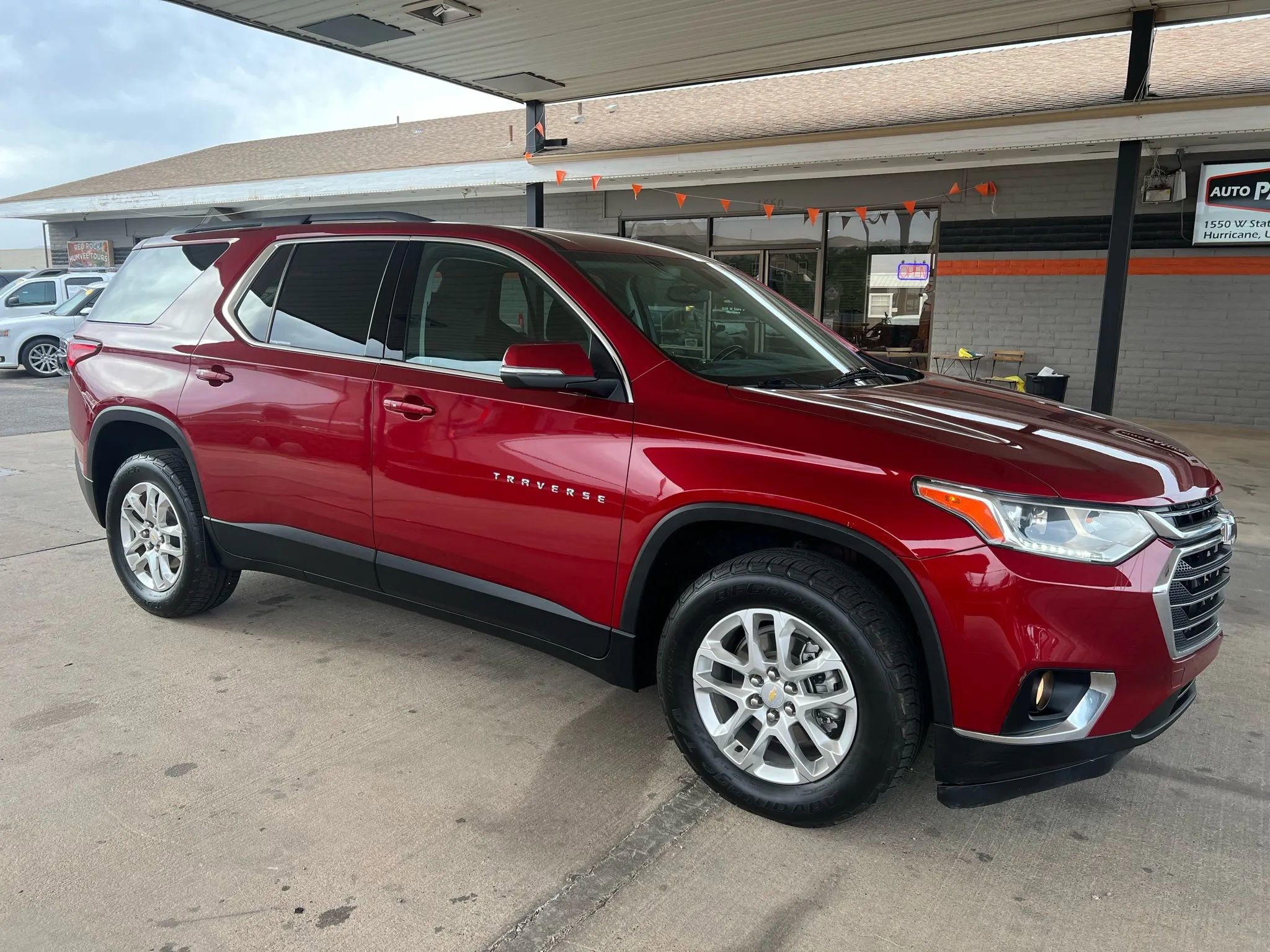 Used 2021 Chevrolet Traverse LT image 3