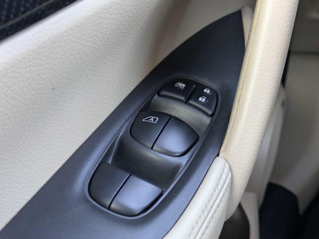 Used 2017 Nissan Rogue SL w/ SL Premium Package FWD image 25