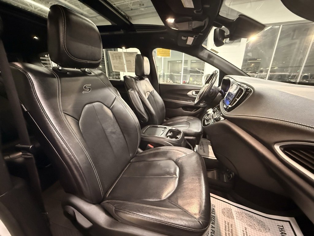 Used 2021 Chrysler Pacifica Touring-L w/ Uconnect Theater Family Group image 14