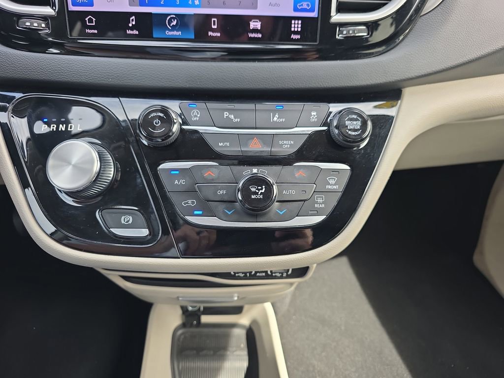 Used 2023 Chrysler Pacifica Touring-L image 26