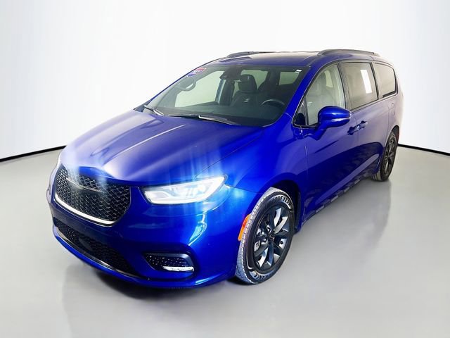 Used 2021 Chrysler Pacifica Touring w/ Uconnect Theater Family Group FWD image 4