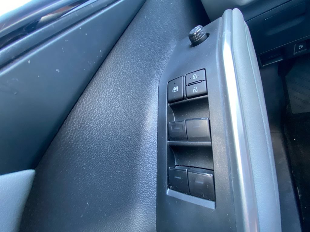 Used 2024 Toyota Highlander XLE AWD/4WD image 16