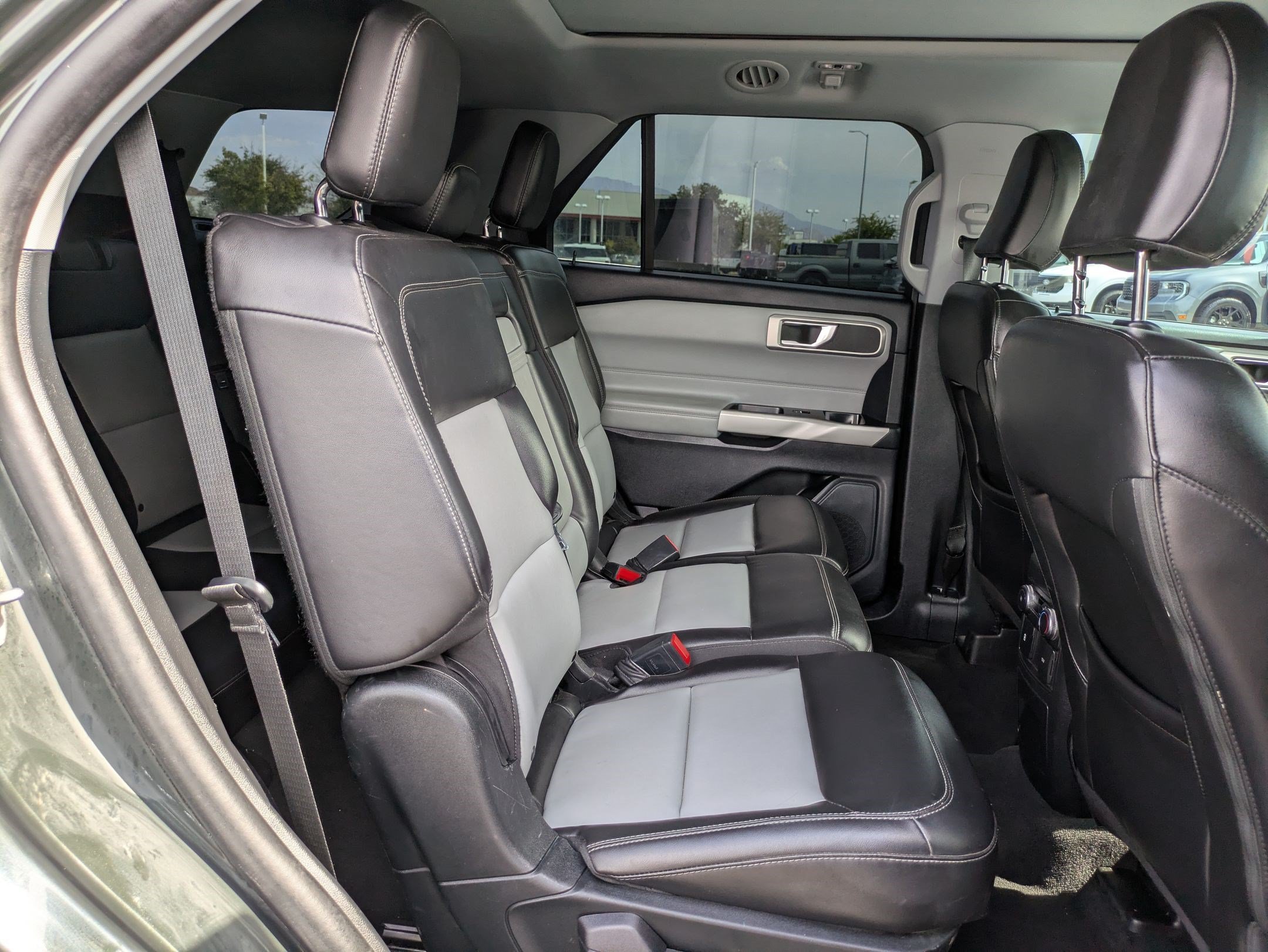 Used 2022 Ford Explorer XLT w/ Equipment Group 202A AWD/4WD image 31
