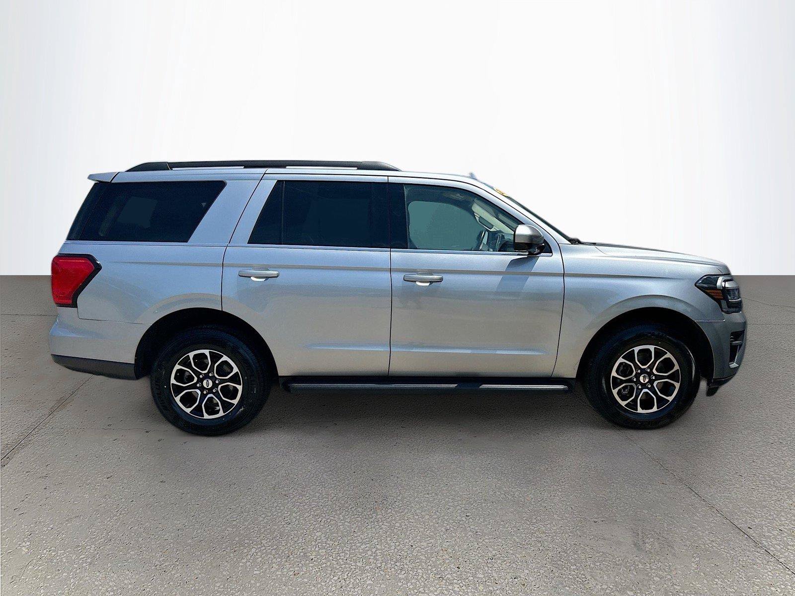 Used 2024 Ford Expedition XLT AWD/4WD image 3