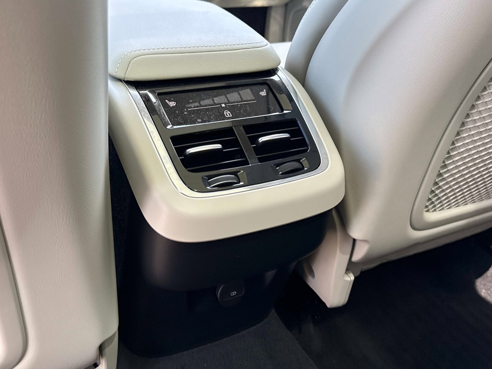 Used 2026 Volvo XC60 B5 Ultra w/ Protection Package Premier image 16