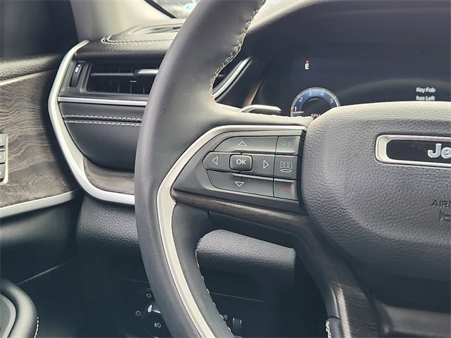 Used 2023 Jeep Grand Cherokee Limited w/ Black Appearance Package image 28