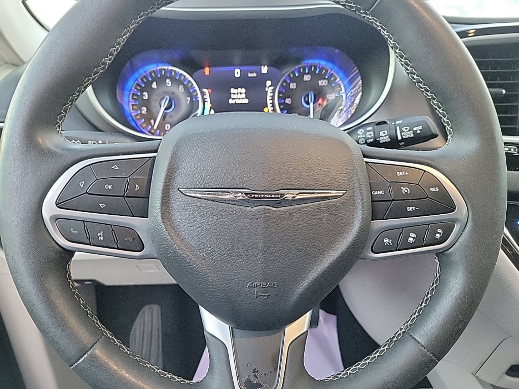 Used 2023 Chrysler Pacifica Touring-L FWD image 9