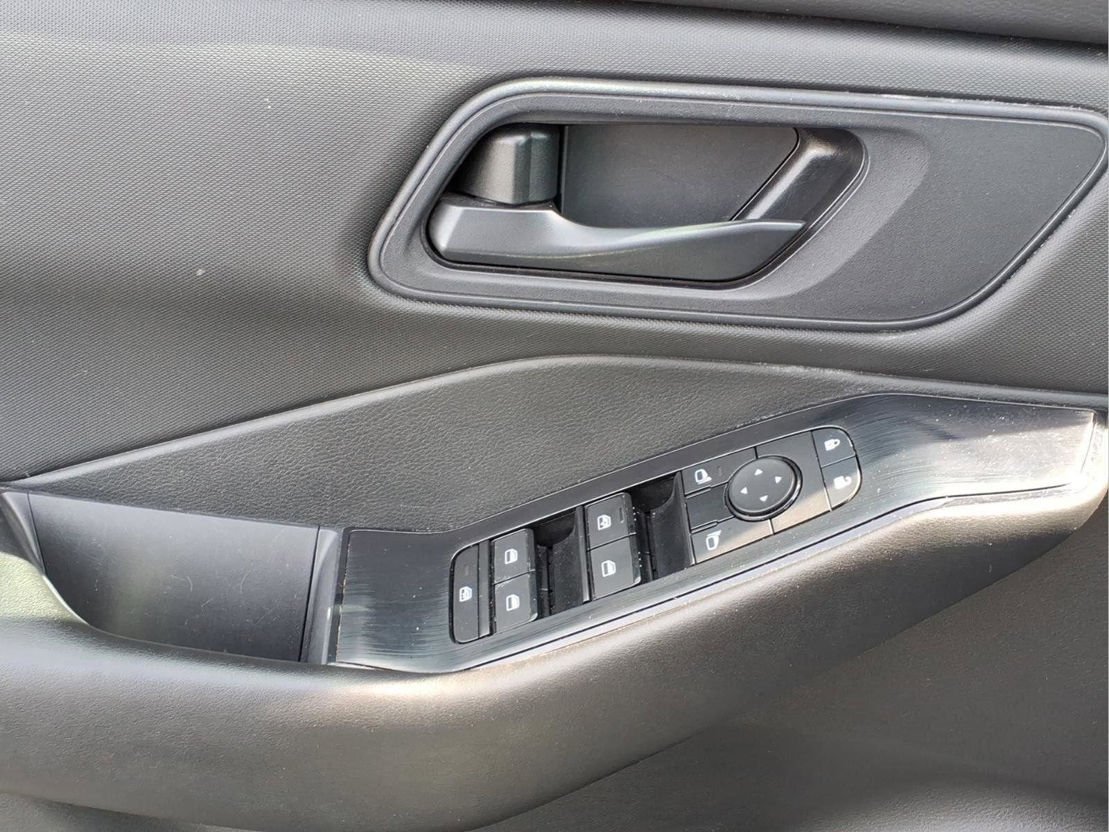 Used 2024 Nissan Rogue S FWD image 16