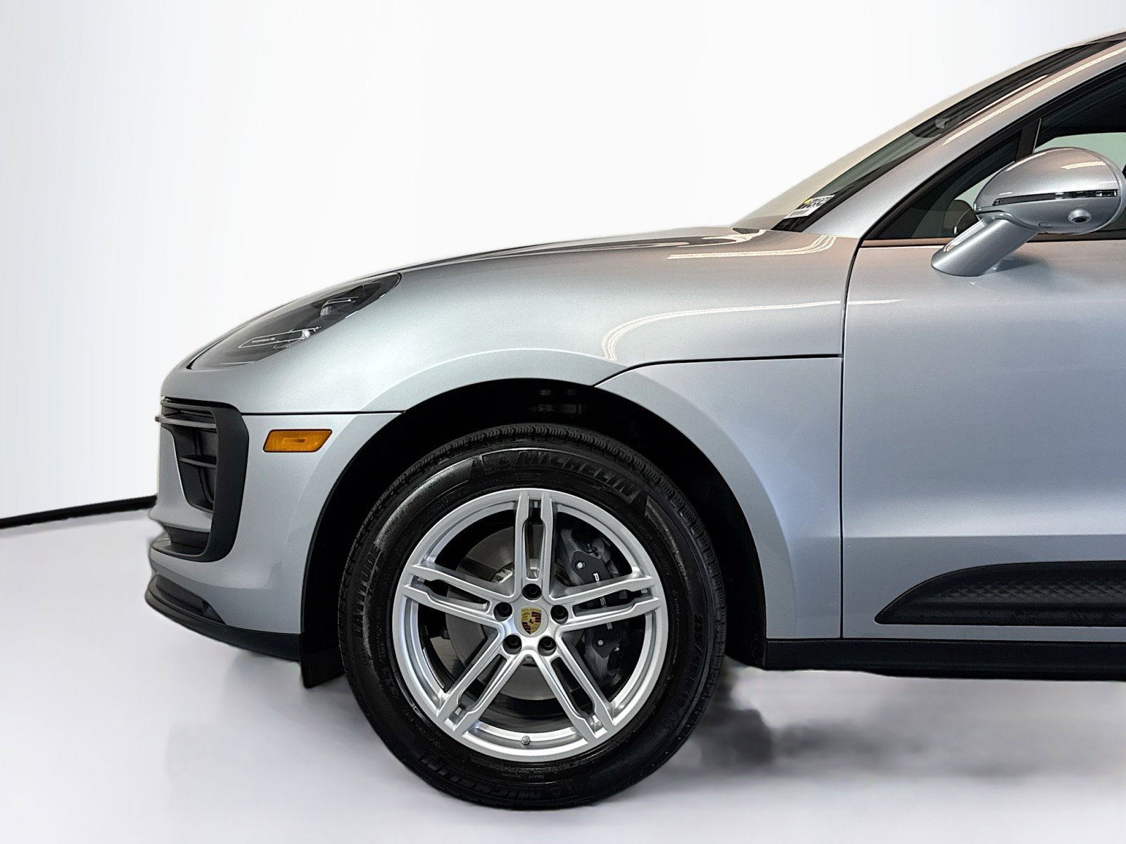 Used 2025 Porsche Macan Turbo AWD/4WD image 28