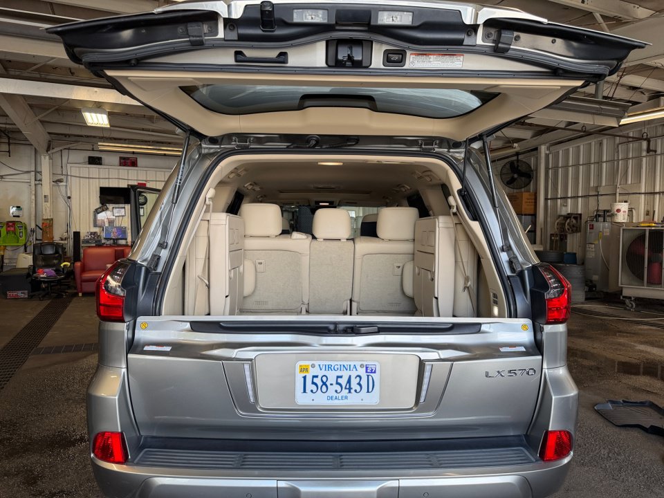 Used 2021 Lexus LX 570 4WD w/ Luxury Package image 19
