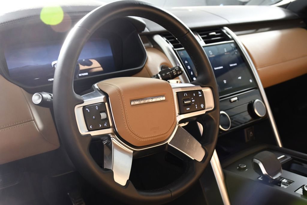 Used 2024 Land Rover Discovery Metropolitan Edition image 13