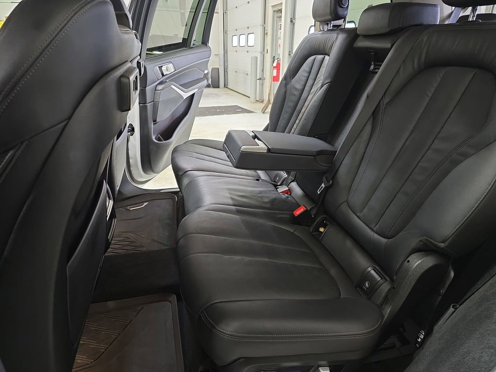Used 2022 BMW X7 xDrive40i w/ Premium Package image 17
