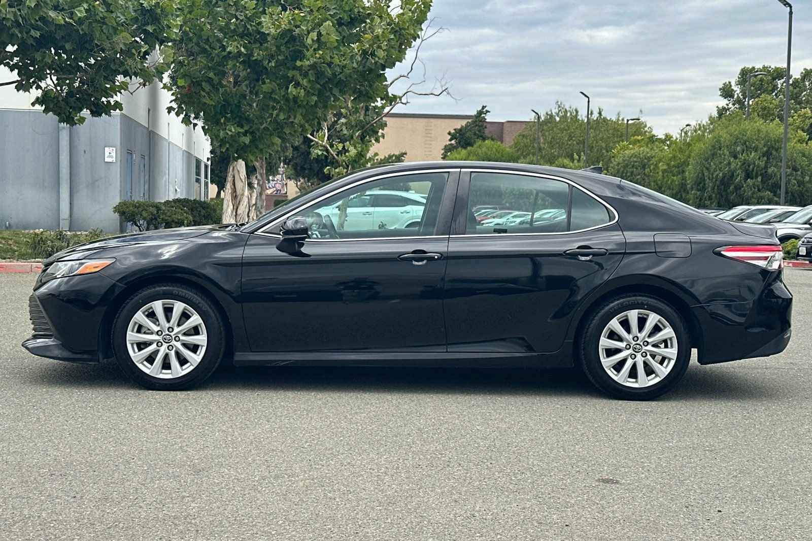 Used 2019 Toyota Camry LE FWD image 7