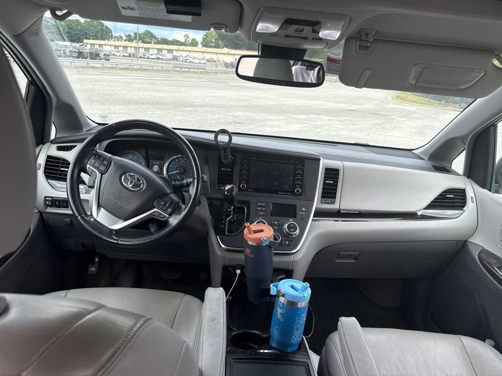 Used 2018 Toyota Sienna XLE Premium FWD image 17