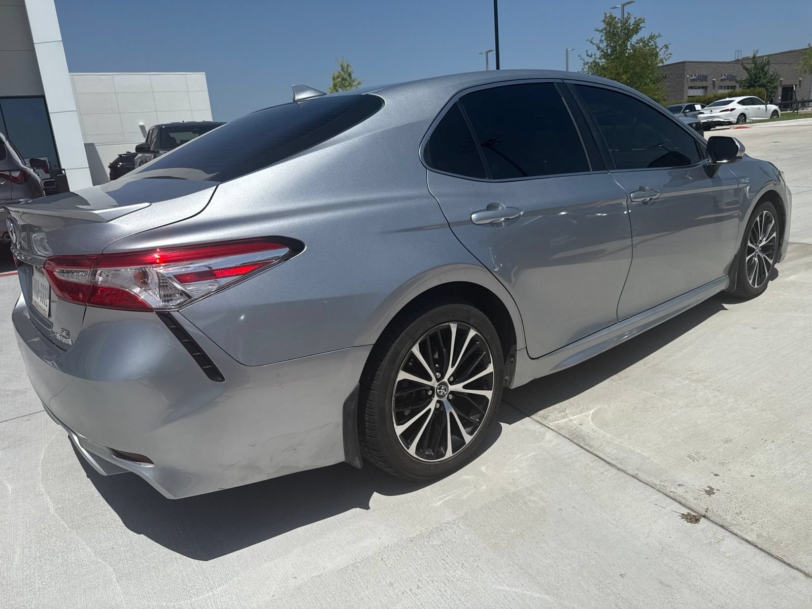 Used 2020 Toyota Camry SE FWD image 2