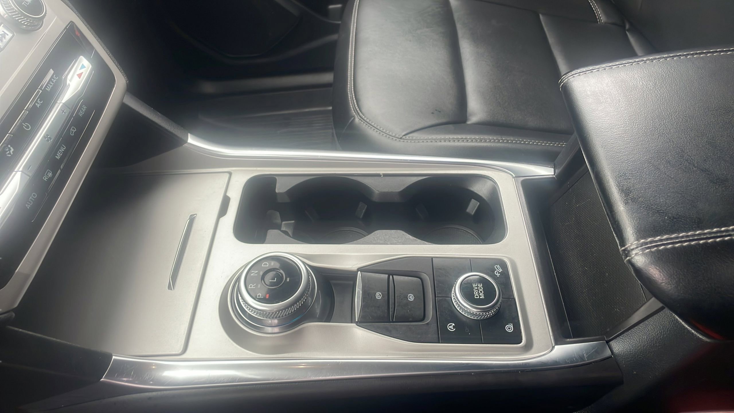 Used 2024 Ford Explorer XLT w/ Equipment Group 202A AWD/4WD image 25