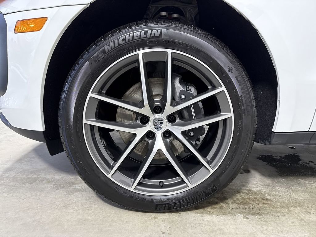Certified 2025 Porsche Macan image 13