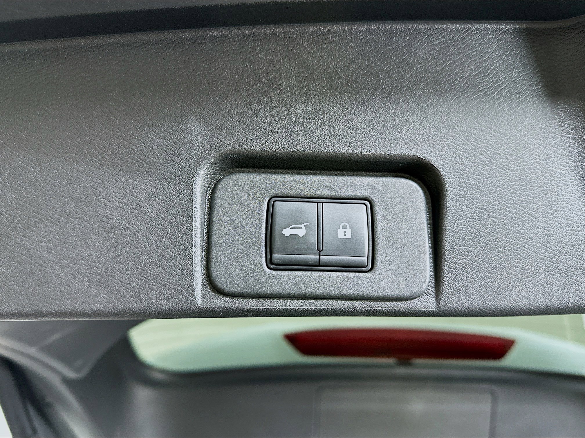 Used 2025 Nissan Rogue SV image 28