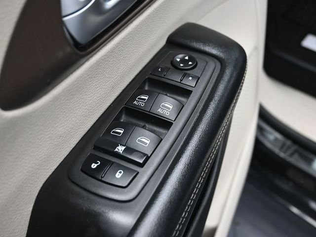 Used 2022 Chrysler Voyager LX image 13