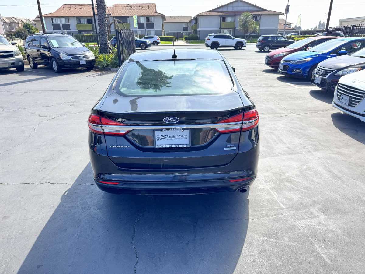 Used 2017 Ford Fusion SE w/ Fusion SE Technology Package FWD image 4