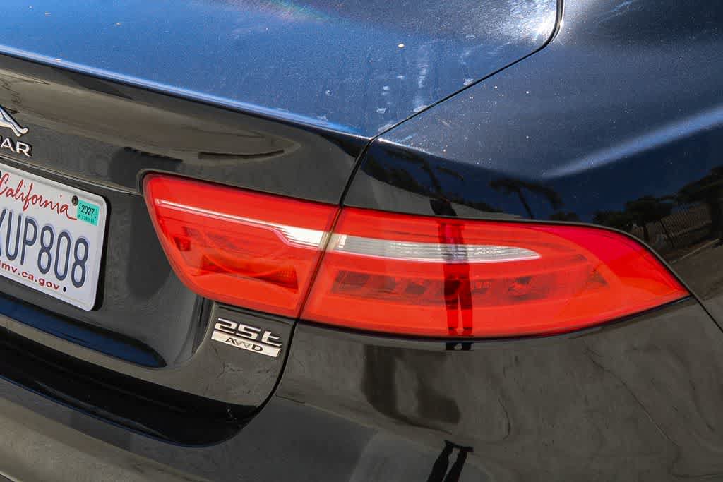 Used 2018 Jaguar XE Premium AWD/4WD image 9
