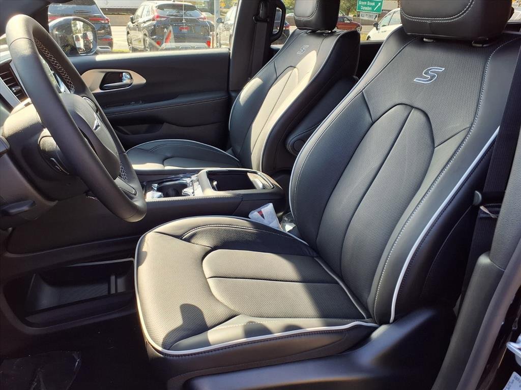 New 2026 Chrysler Pacifica Limited image 10