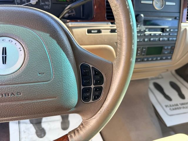 Used 2003 Lincoln Town Car Signature image 21