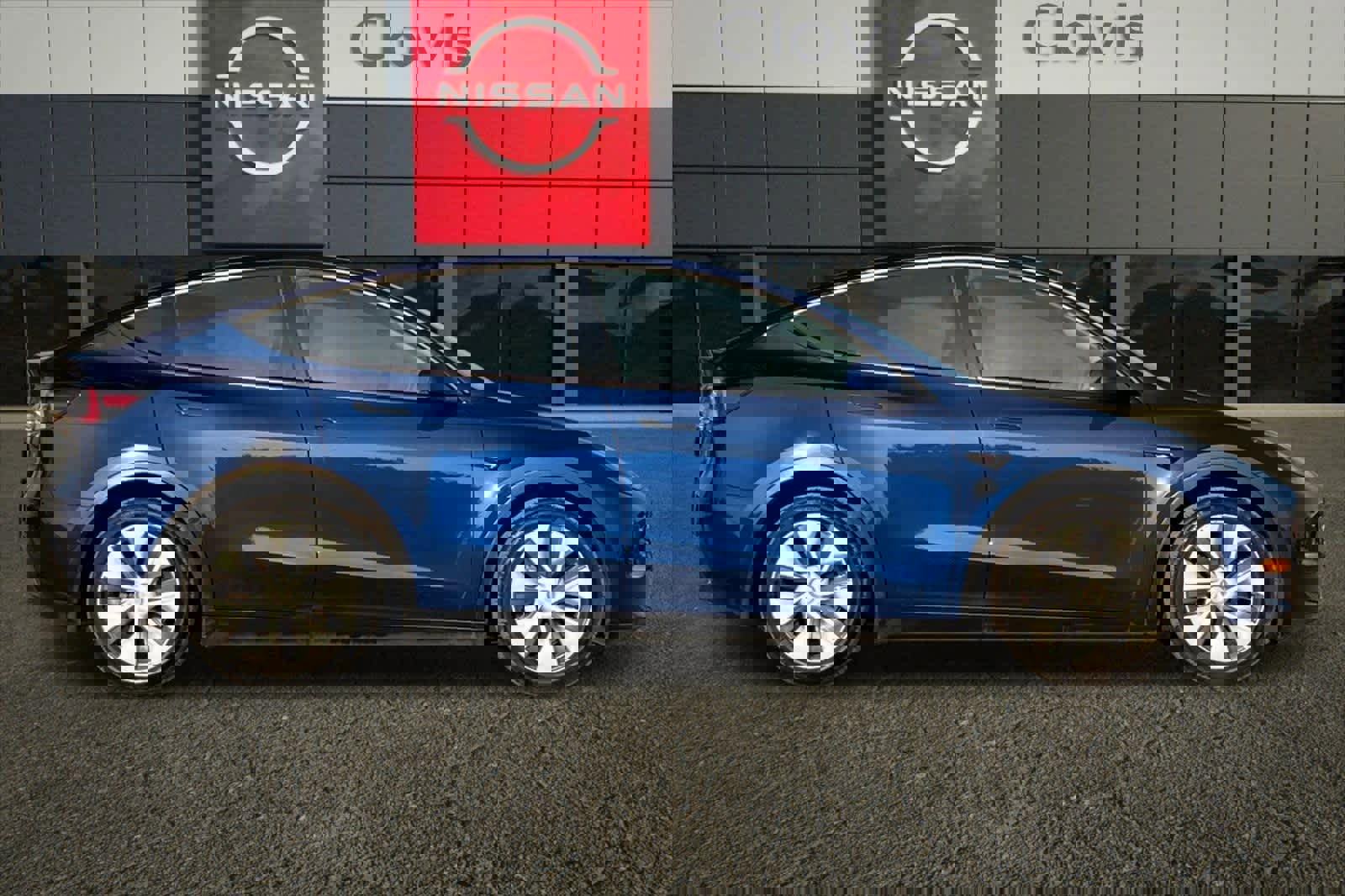 Used 2021 Tesla Model Y Standard Range image 9