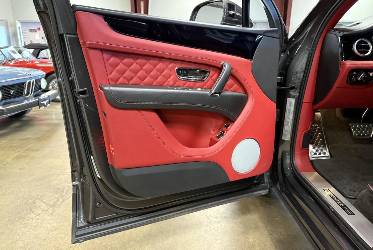 Used 2018 Bentley Bentayga image 58