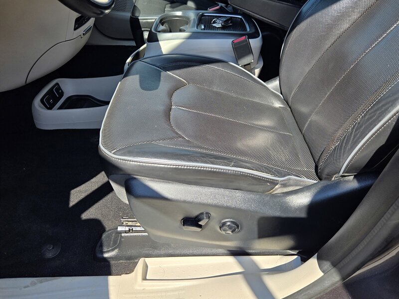 Used 2017 Chrysler Pacifica Limited FWD image 10