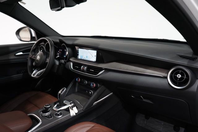 Used 2023 Alfa Romeo Stelvio Ti AWD/4WD image 16