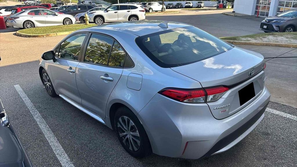 Used 2022 Toyota Corolla LE image 4