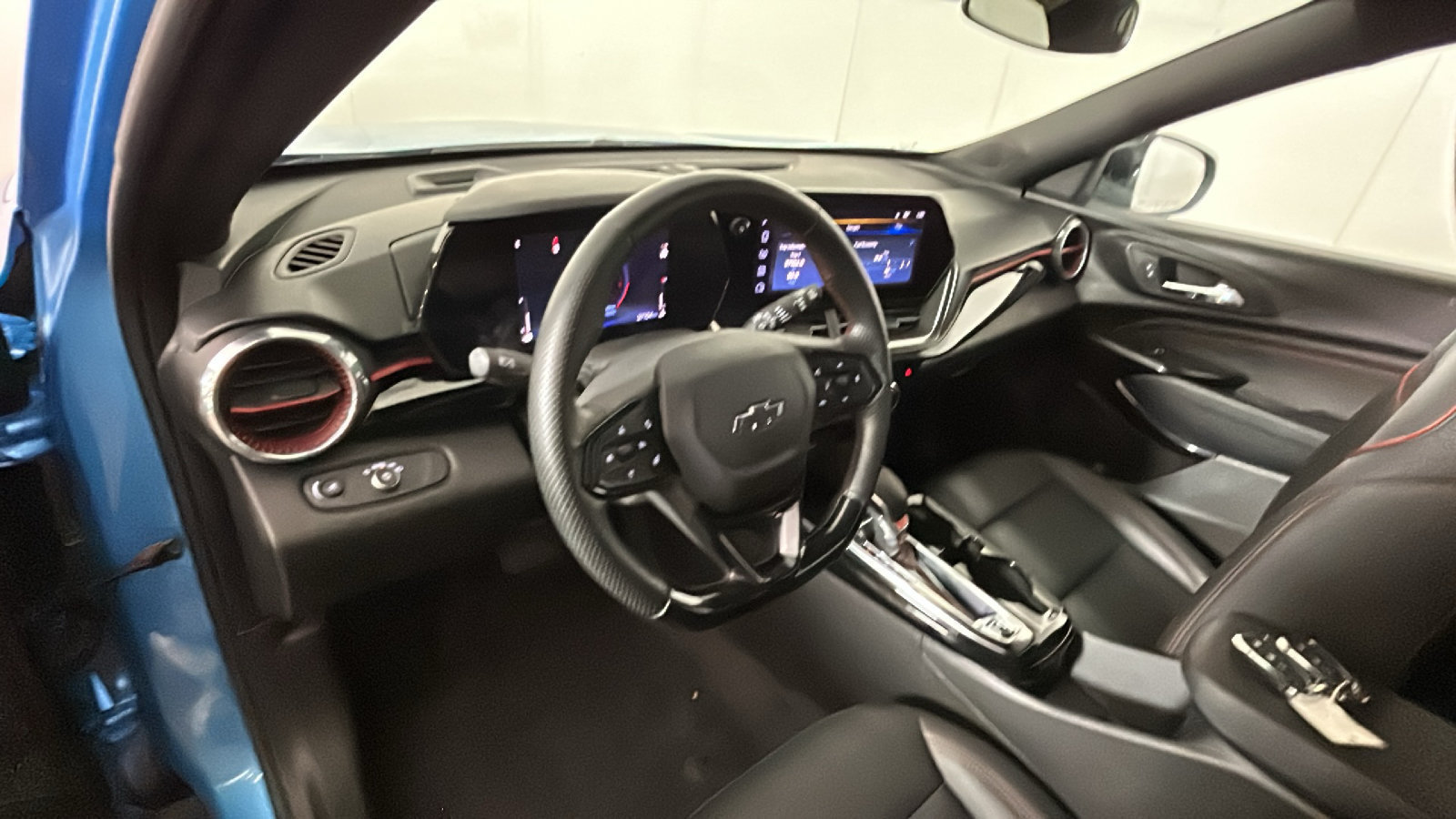 Used 2025 Chevrolet Trax RS FWD image 16