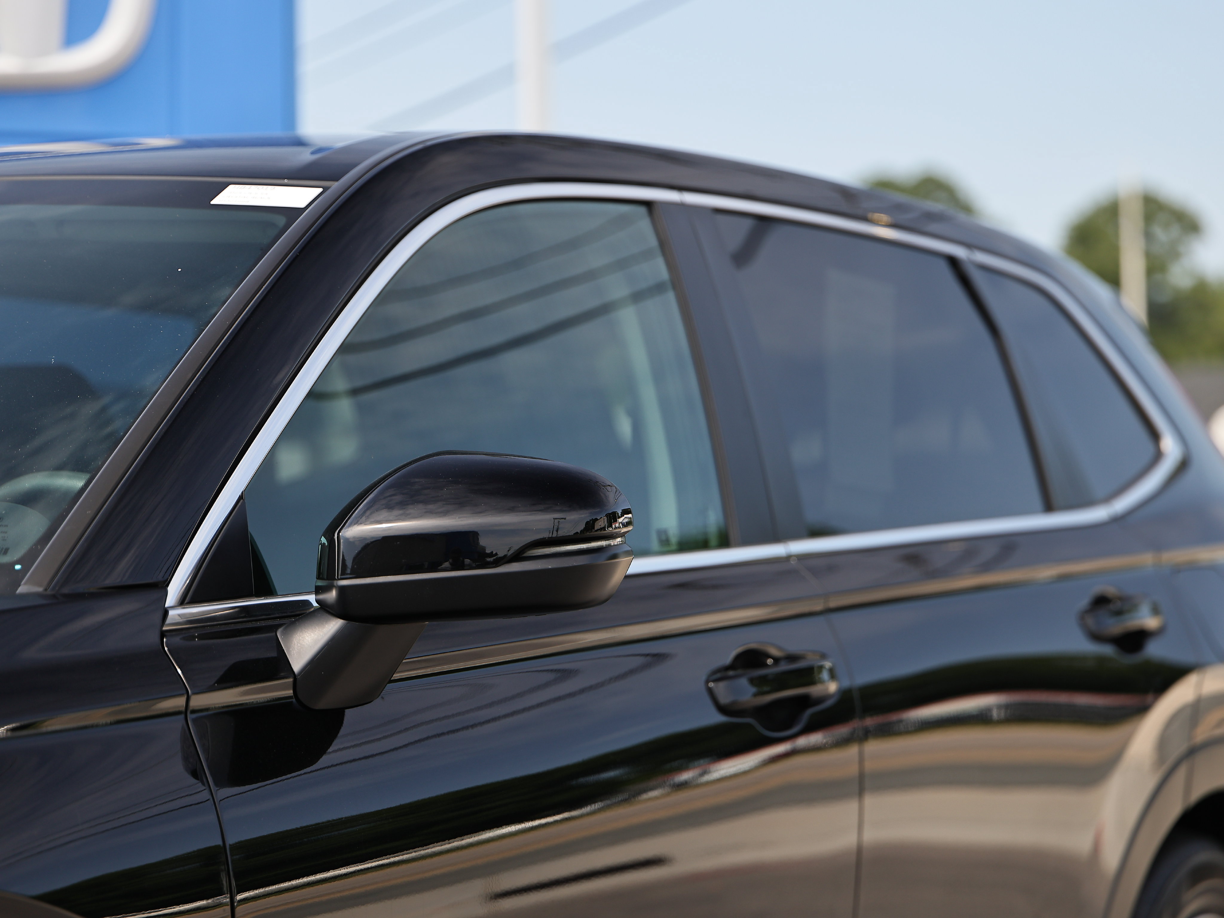 Used 2025 Honda CR-V EX image 3
