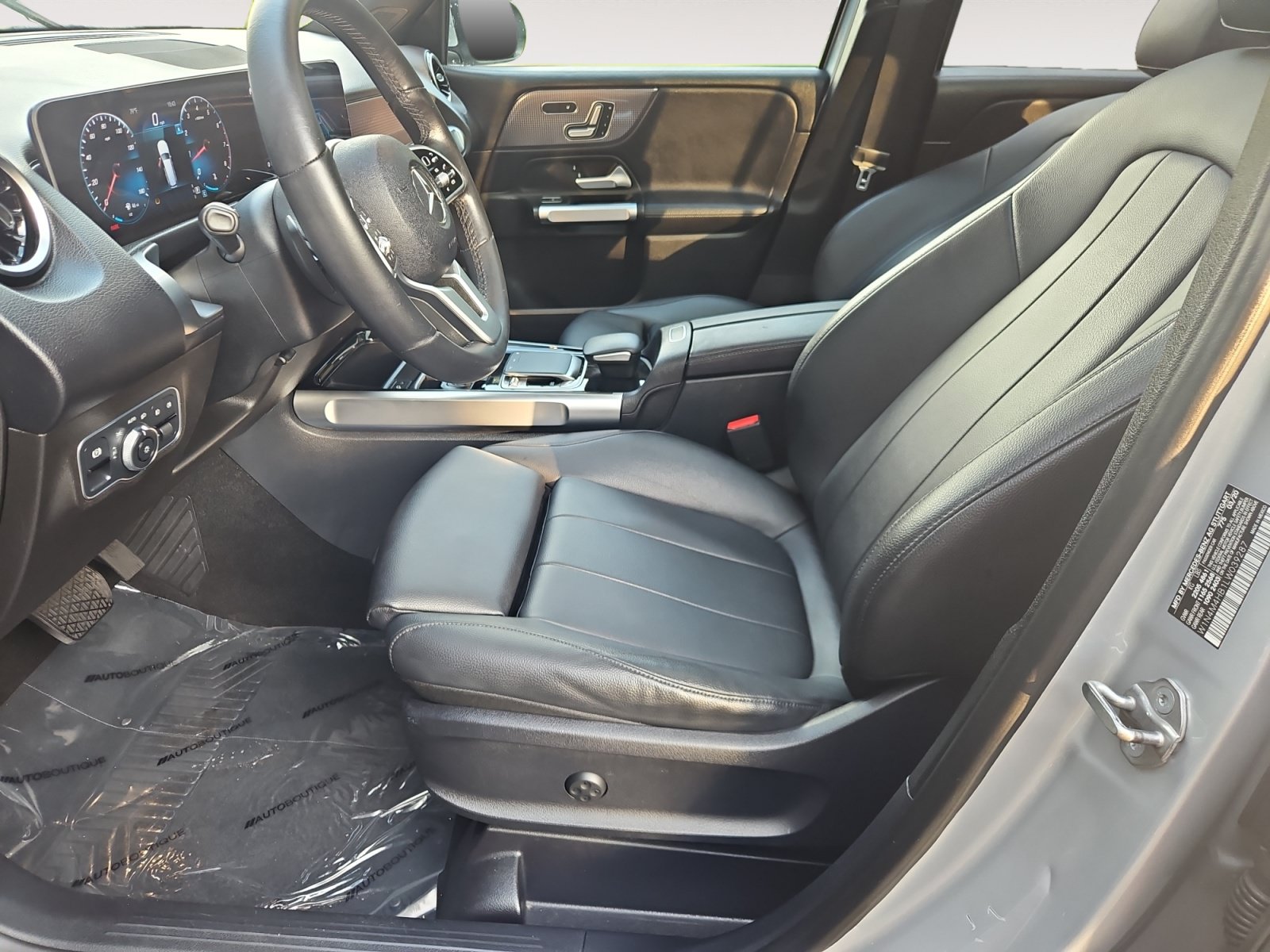 Used 2020 Mercedes-Benz GLB 250 4MATIC w/ Premium Package image 9