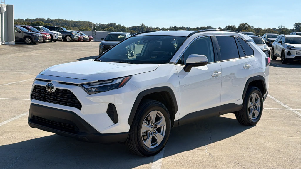 Used 2025 Toyota RAV4 XLE AWD/4WD image 2