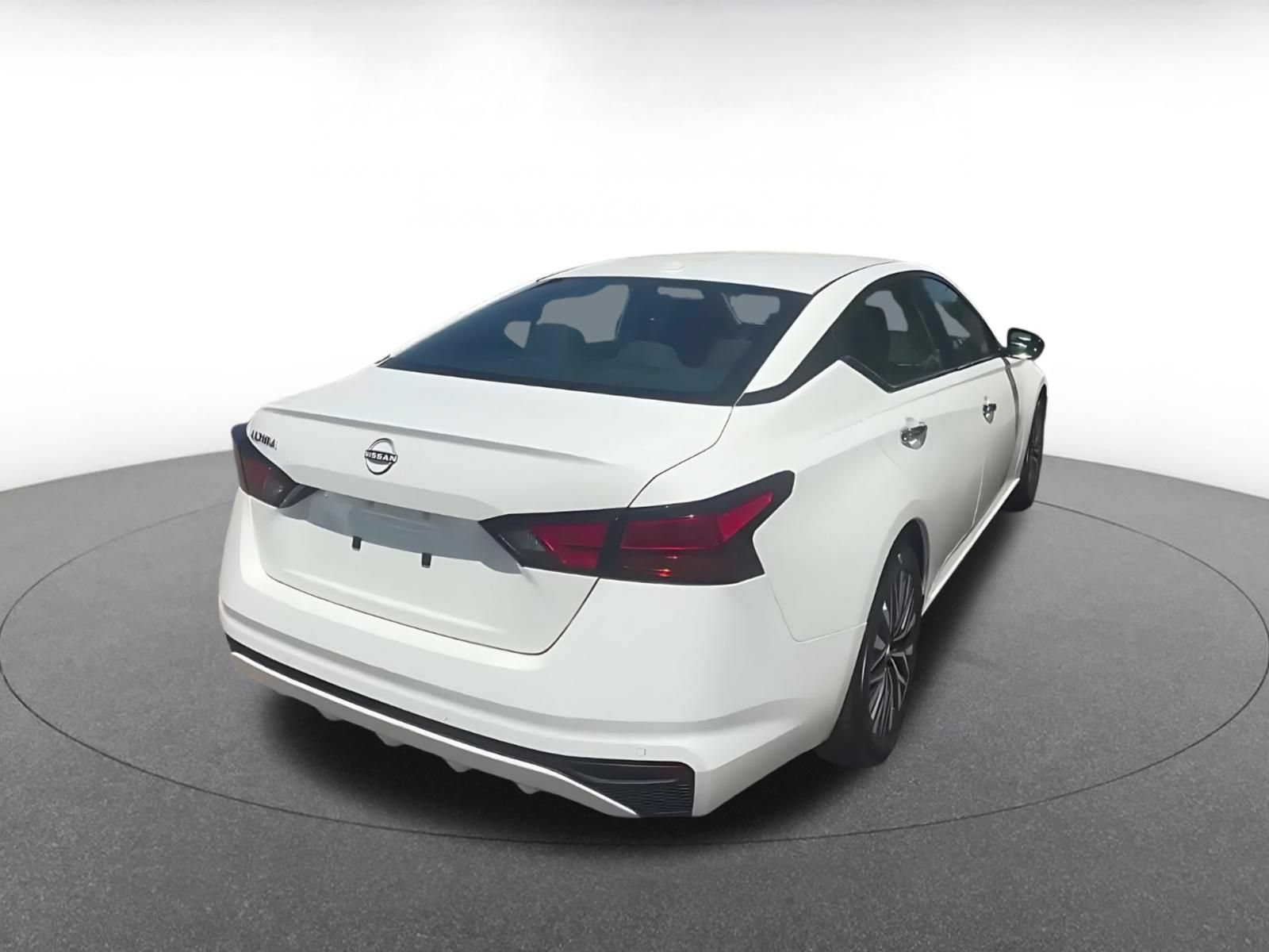 Used 2025 Nissan Altima 2.5 SV FWD image 14