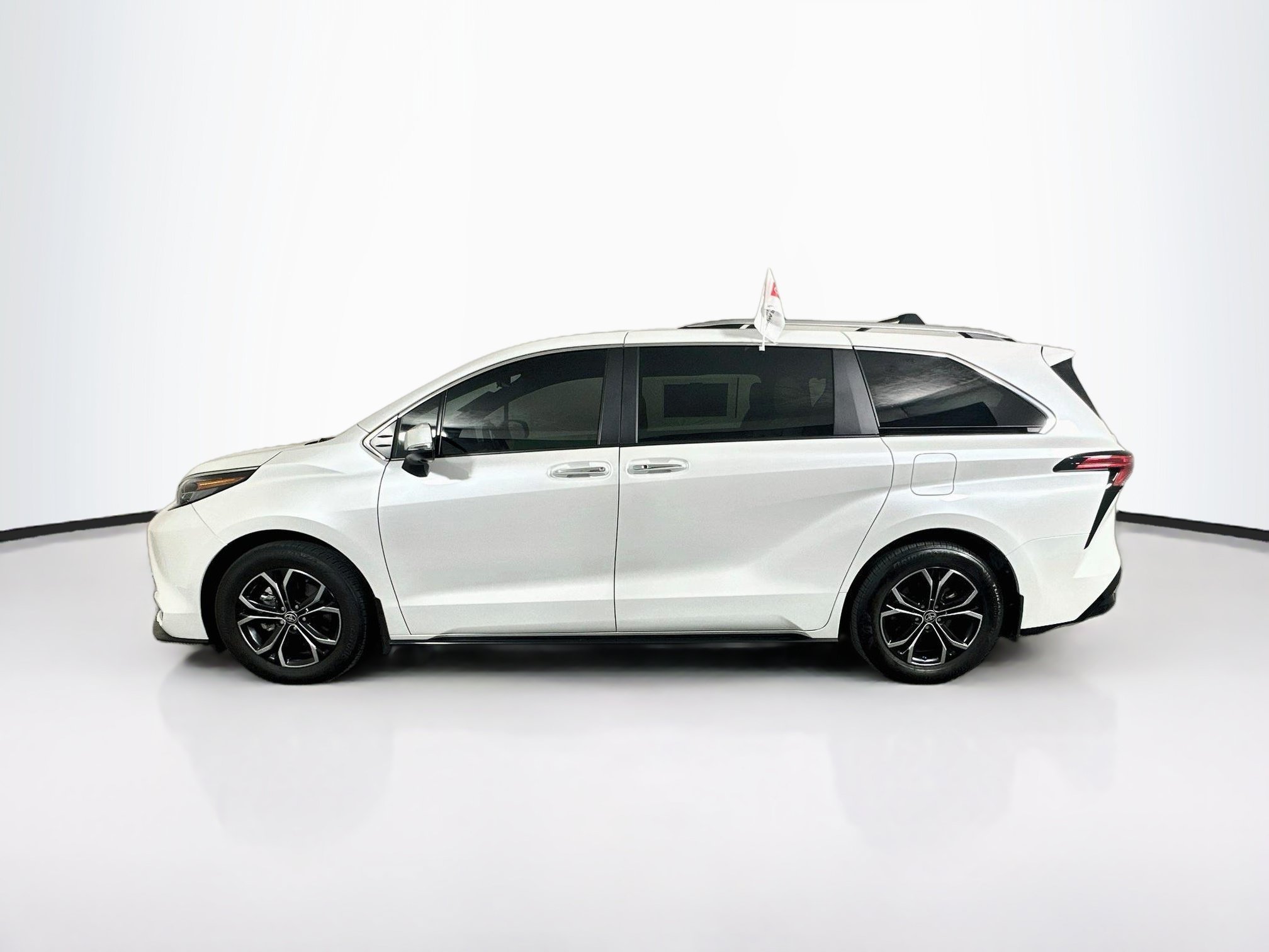 Used 2025 Toyota Sienna Platinum AWD/4WD image 6