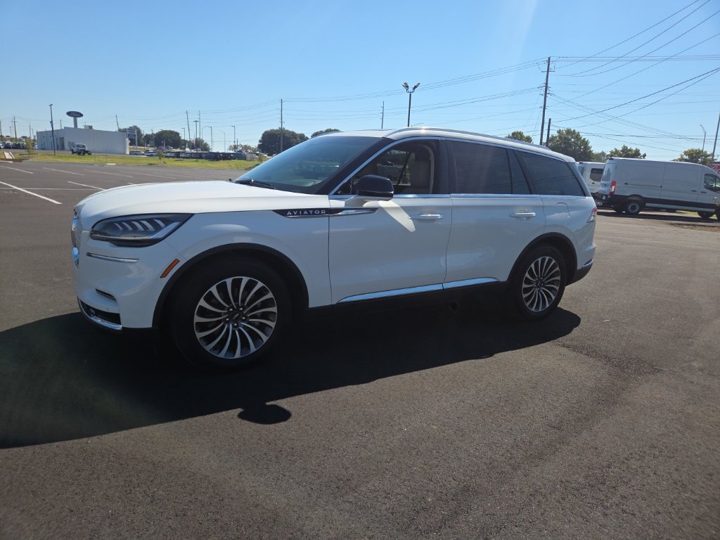 Used 2024 Lincoln Aviator 2WD w/ Premium Package image 4
