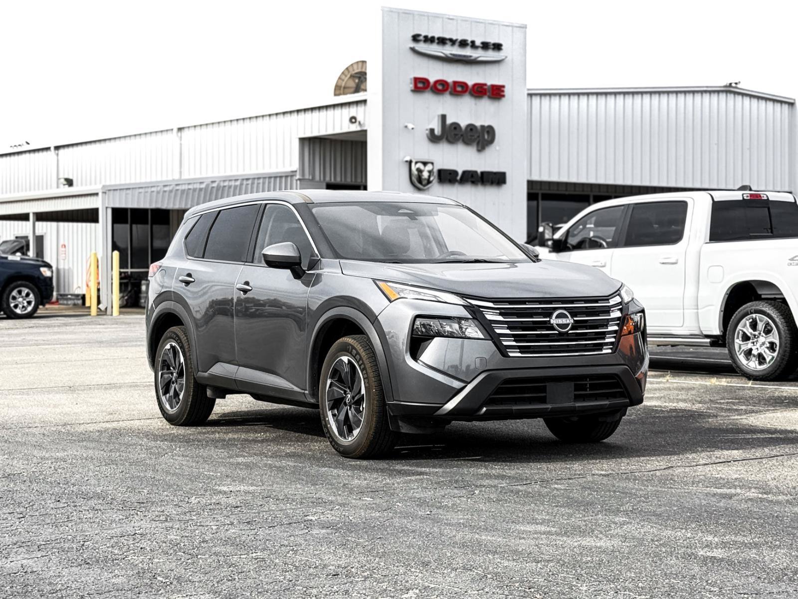 Used 2025 Nissan Rogue SV FWD image 3