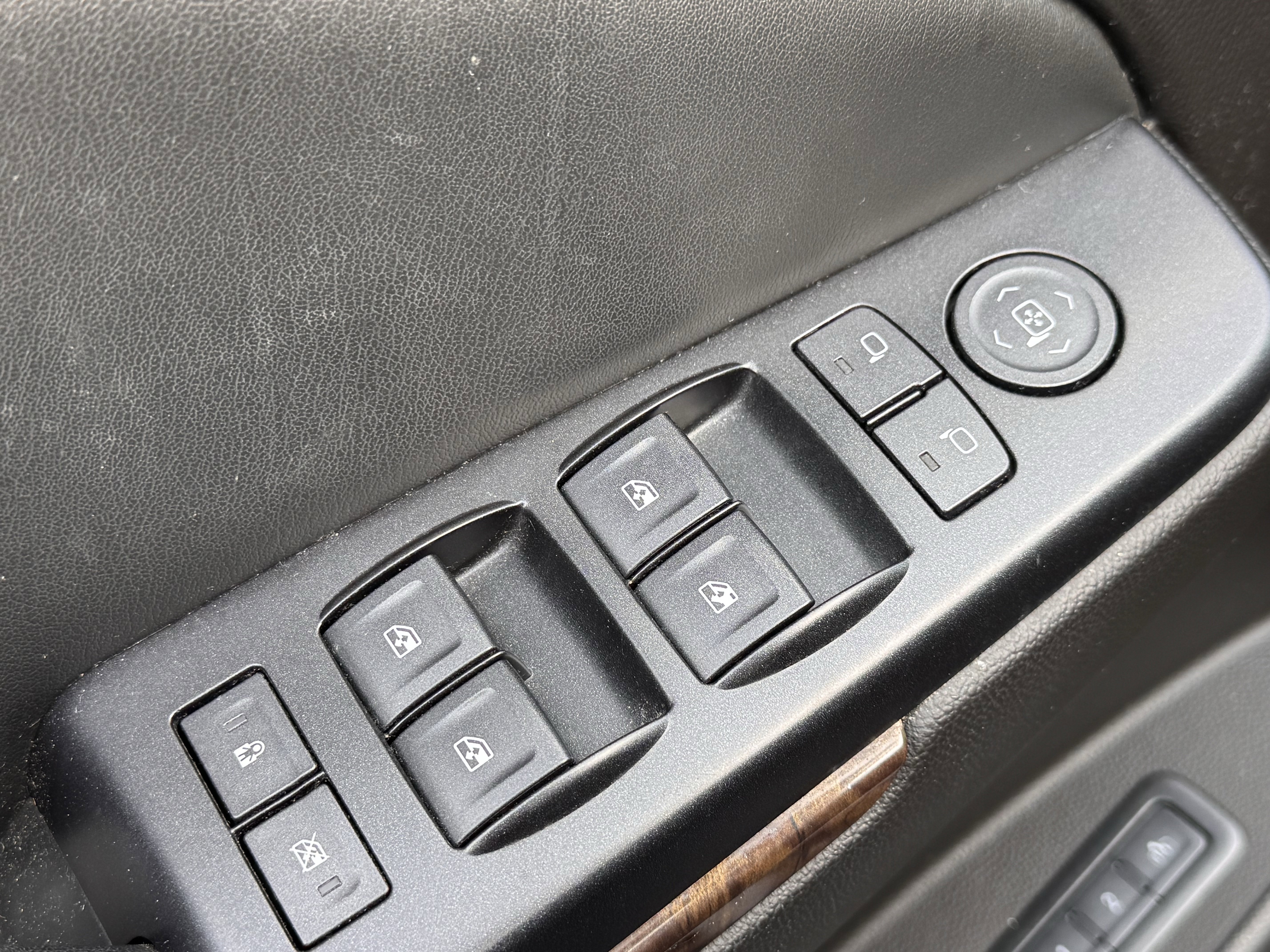 Used 2017 Chevrolet Suburban LT image 8